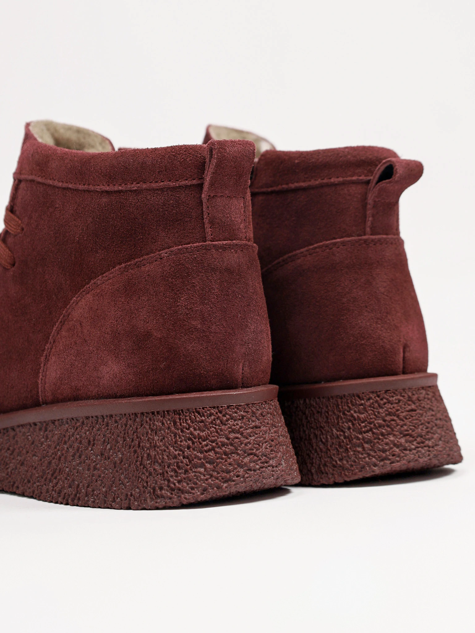 Ботинки бордового цвета из натуральной замшы на средней платформе